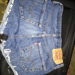Levi’s mid rise shorts